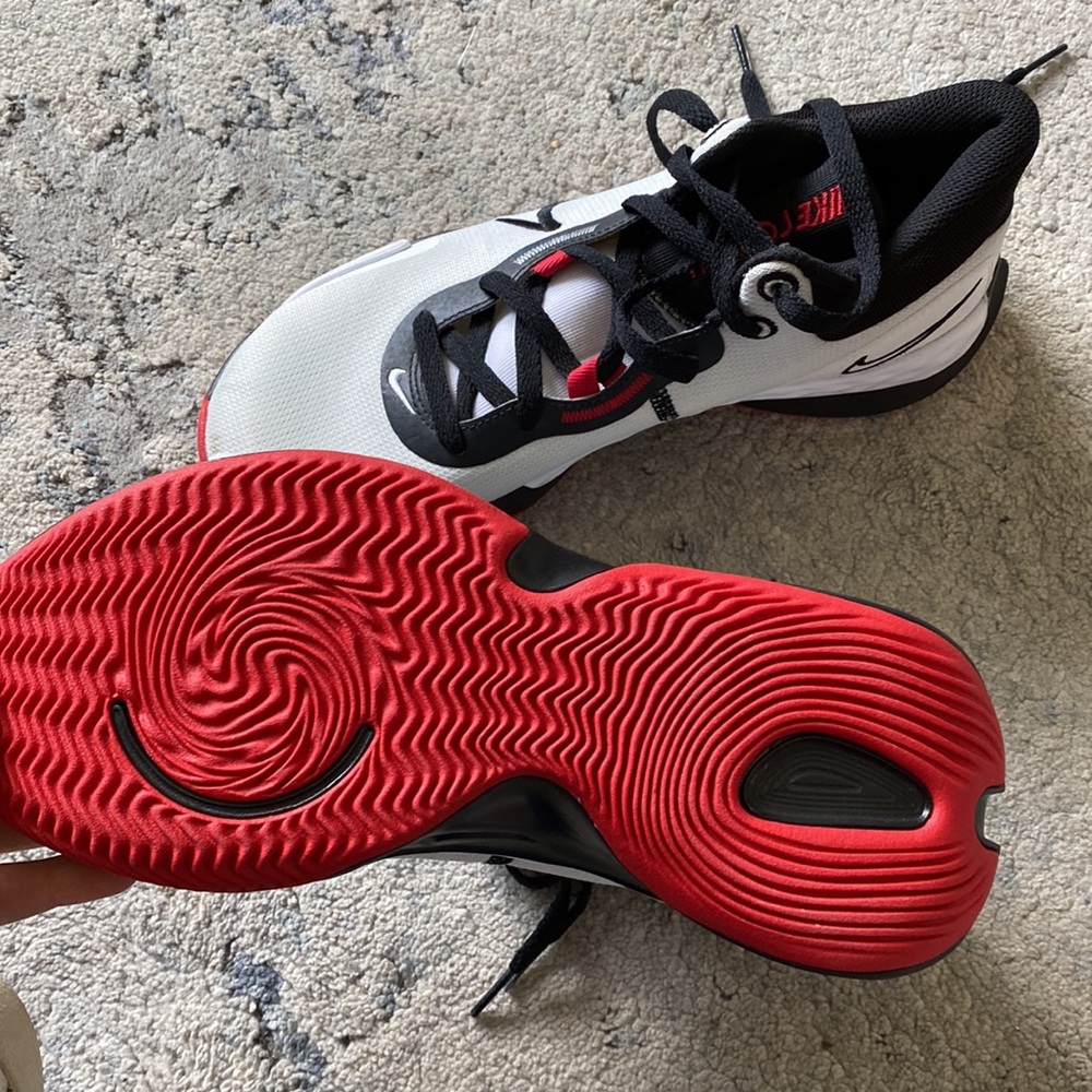 Nike Dynamic White and Red Sneakers - Picture 4 of 5
